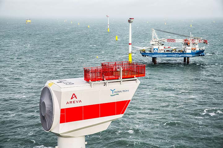 Das Schiff bereitet sich auf der Installation der Windenergieanlagen. Global Tech One | Derek Henthorn | Fotograf München