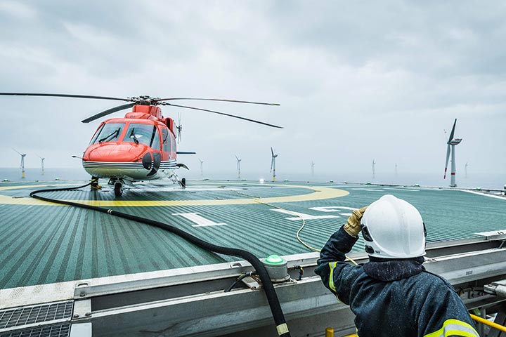 Helicopter tankt an der Umpannstation GTI. Global Tech One | Derek Henthorn | Fotograf München