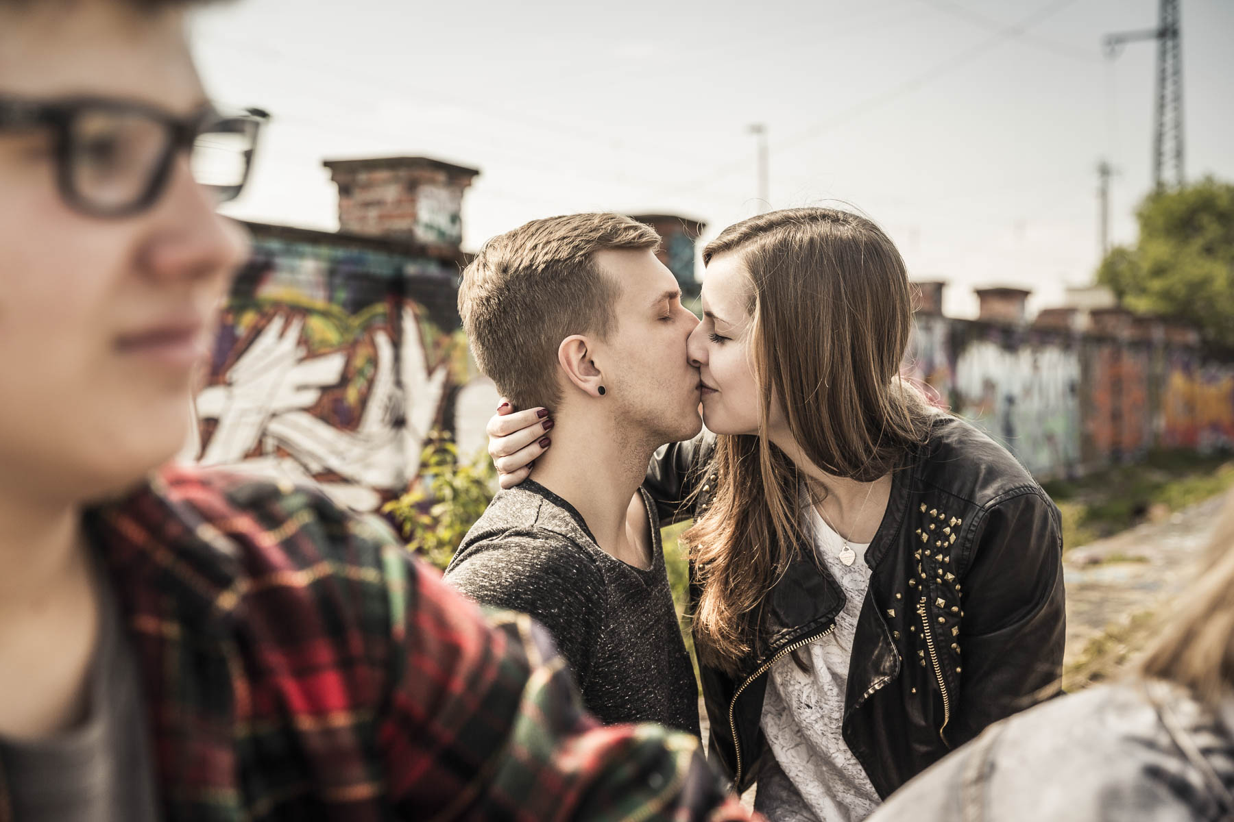 Teenage Pärchen küsst sich. Lifestyle - Derek Henthorn - Fotograf München