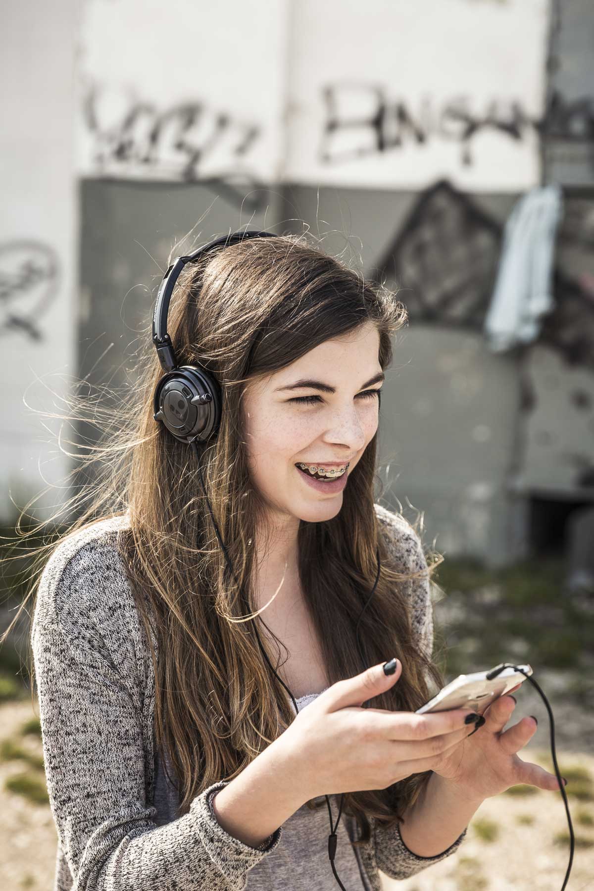 Portrait eines Teenagers mit Kopfhörer. Lifestyle - Derek Henthorn - Fotograf München